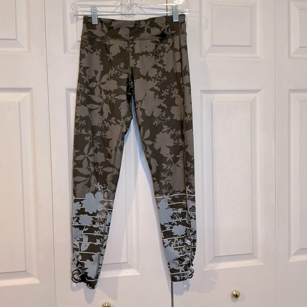 🩷 Pure + Good Gray Floral Leggings - Extra Small